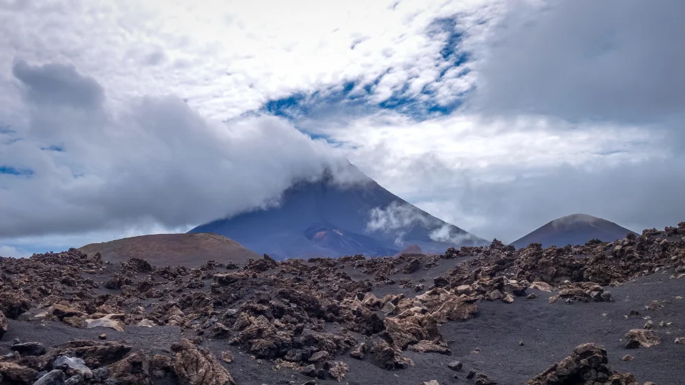 Vue générale de l’île de Fogo avec le Pico do Fogo dominant l’océan