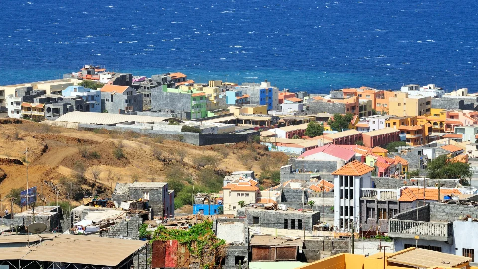 Vue de la caldeira de Fogo avec villages et coulées de lave