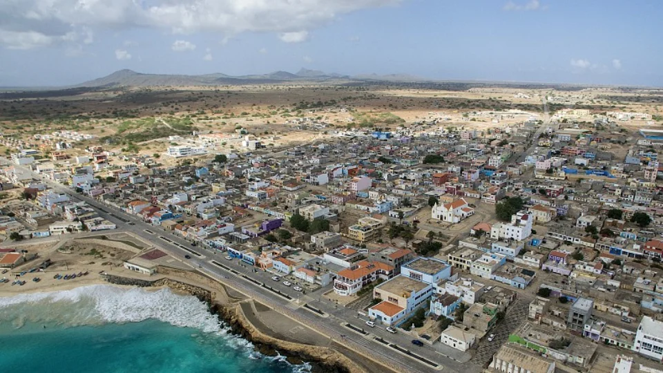 Village de Maio avec maisons colorées et vue sur la mer