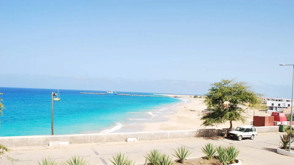 Plage de sable clair et dunes sur l’île de Maio au Cap-Vert