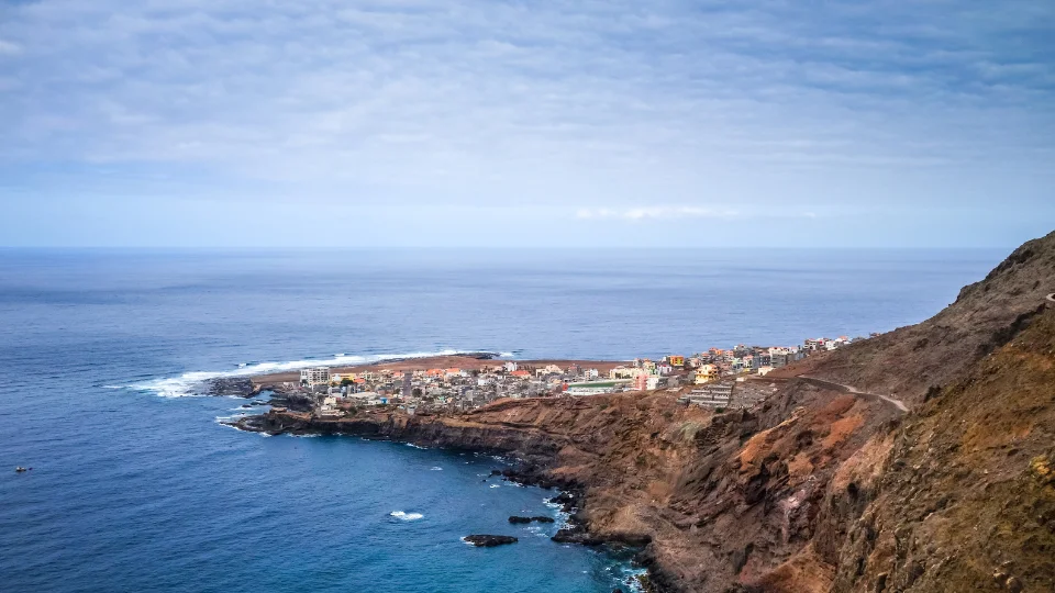 Vallée intérieure de Santo Antão avec cultures en terrasses et villages de montagne