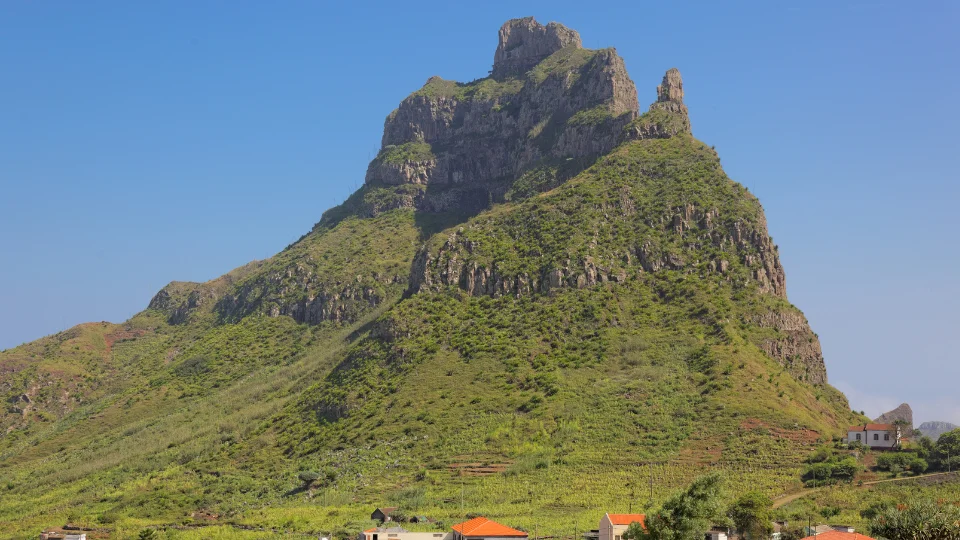 Vue générale de São Nicolau au Cap-Vert entre reliefs et océan