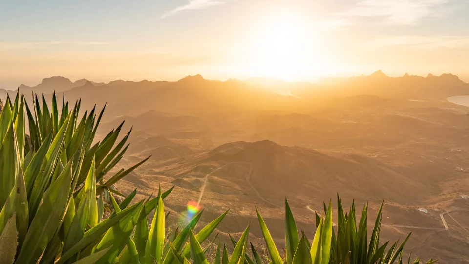 Reliefs volcaniques et route panoramique sur l’île de São Vicente au Cap-Vert