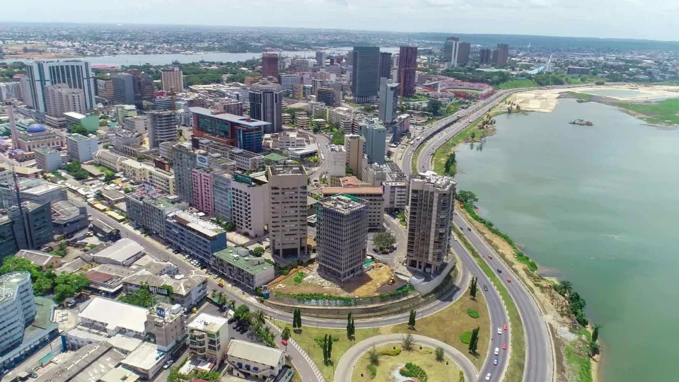 Vue générale d’Abidjan entre lagune et quartiers modernes