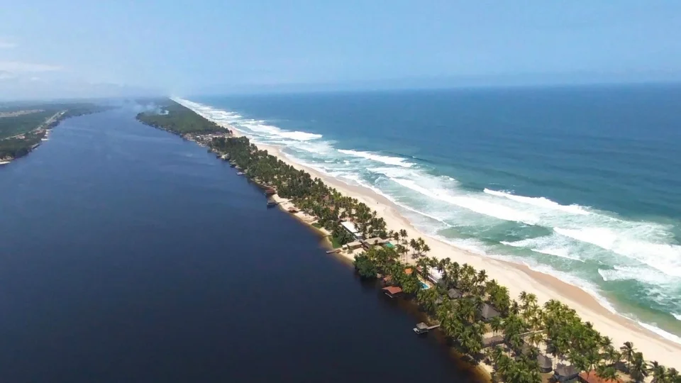 Lagune d’Assinie et plage océanique séparées par la langue de sable