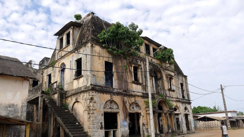 Scène de marché local à Grand-Bassam en Côte d'Ivoire