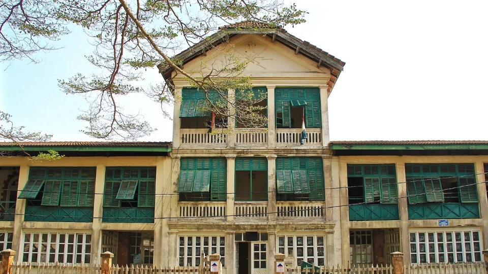 Lagune et village de pêcheurs autour de Grand-Bassam