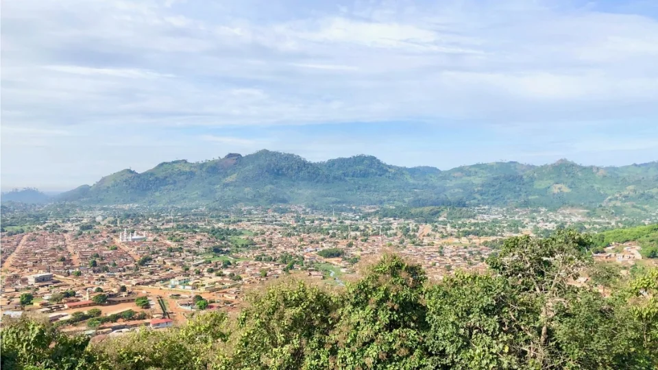 Montagnes verdoyantes et villages autour de Man en Côte d'Ivoire