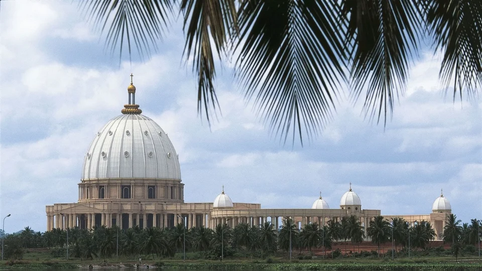 Vue générale de Yamoussoukro avec la basilique et les grands axes routiers