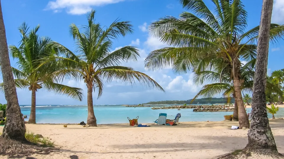 Vue de Grande-Terre en Guadeloupe entre lagon, plages et bourgs côtiers