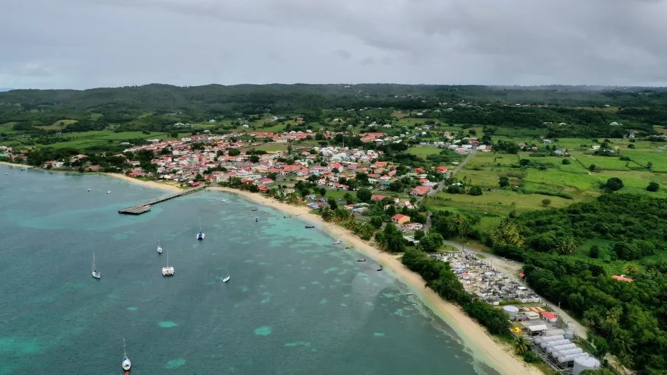 Vue générale de Marie-Galante entre plateaux de canne et plages