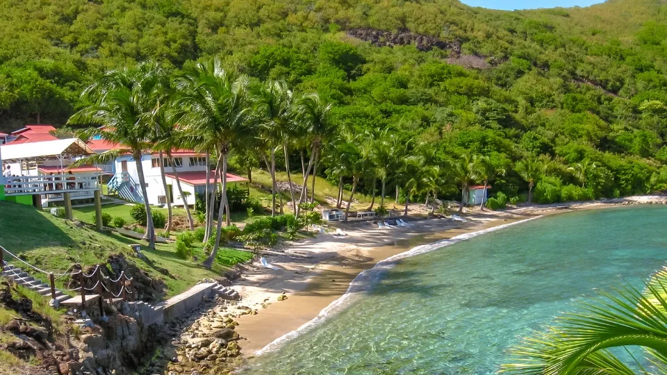 Vue générale des Saintes en Guadeloupe, entre baie et reliefs volcaniques
