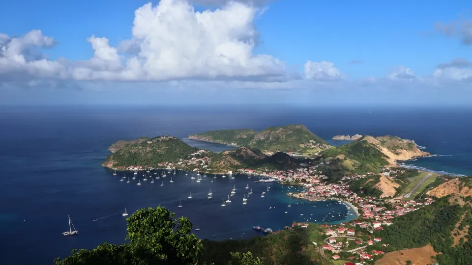 Bourg de Terre-de-Haut aux Saintes, maisons créoles et front de mer