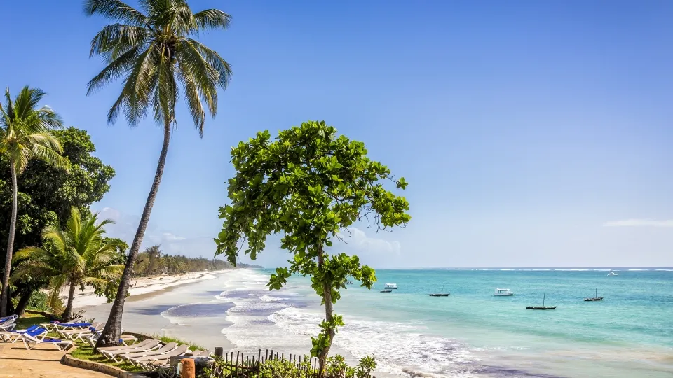 Plage et lagon sur la côte swahili au Kenya