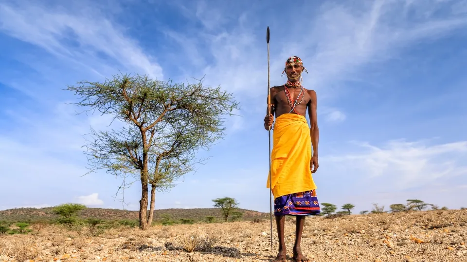 Vue générale de la région de Samburu, savane semi-aride et rivière bordée de palmiers doum