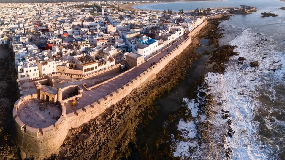 Vue générale d’Essaouira entre médina fortifiée, port et grande plage atlantique