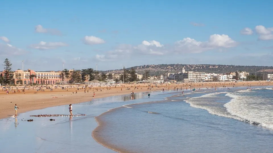 Grande plage d’Essaouira bordée par les remparts et les dunes