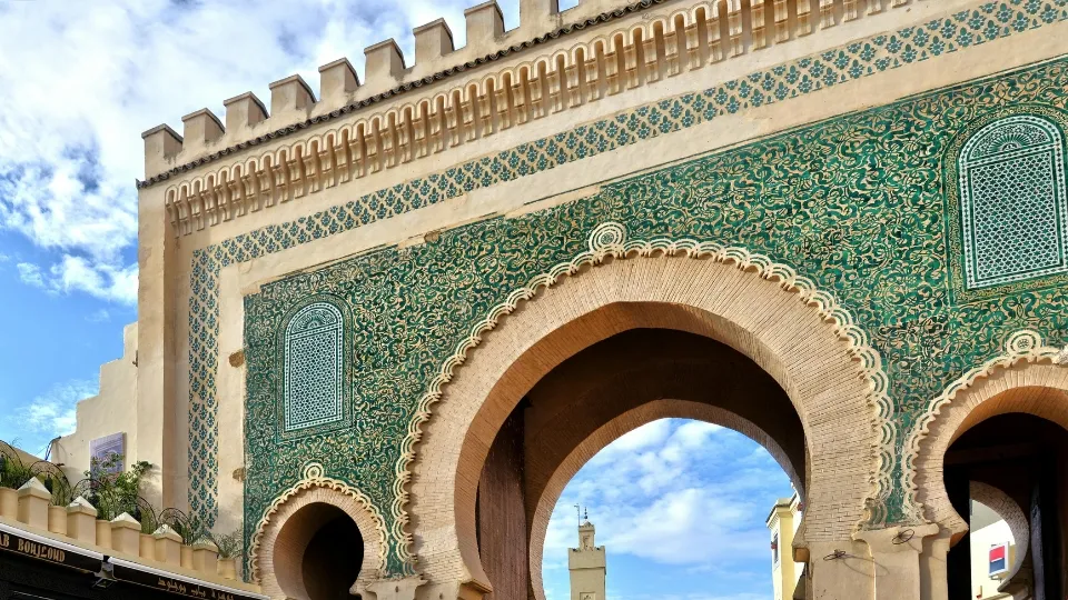 Vue générale de Fès avec la médina, les remparts et les collines environnantes