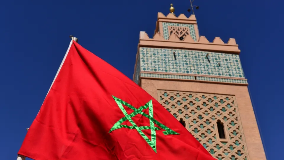 Scène de marché et vie quotidienne à Marrakech dans la médina
