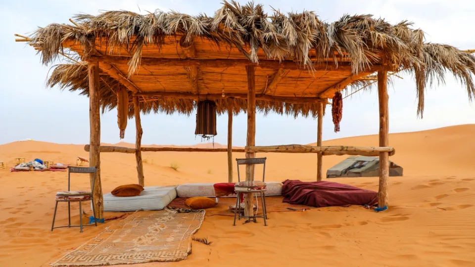 Vue générale du désert du Sahara autour de Merzouga, dunes de l’Erg Chebbi et regs pierreux