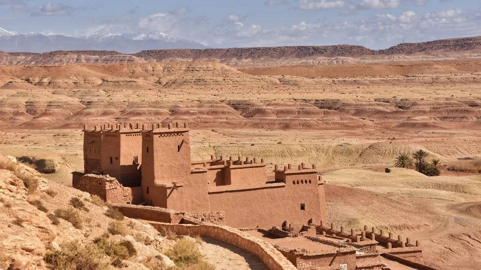 Dunes de sable de l’Erg Chebbi au Sahara marocain au coucher du soleil
