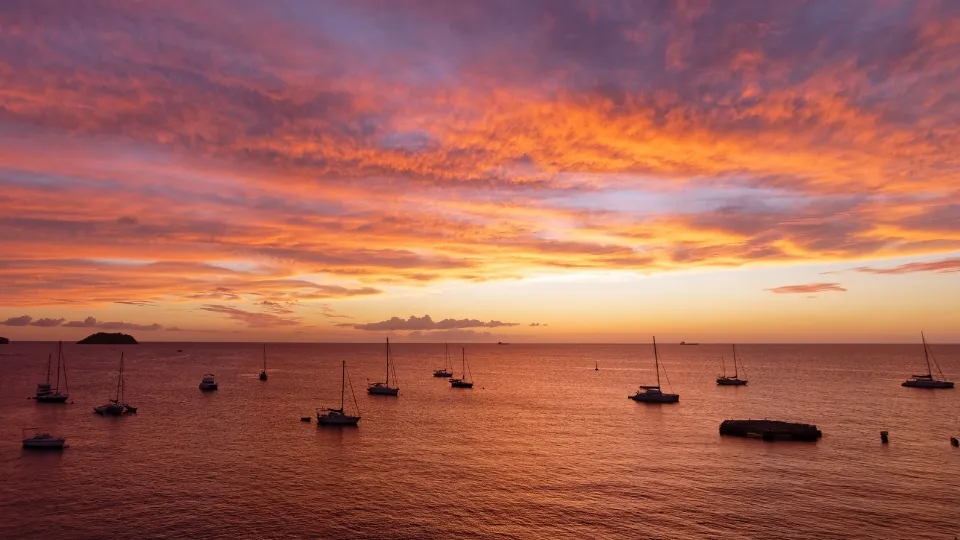 Vue générale du Sud Caraïbe en Martinique entre villages côtiers et plages de sable blond