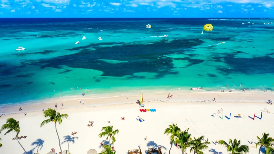 Plage de Punta Cana bordée de cocotiers et d’eaux turquoise