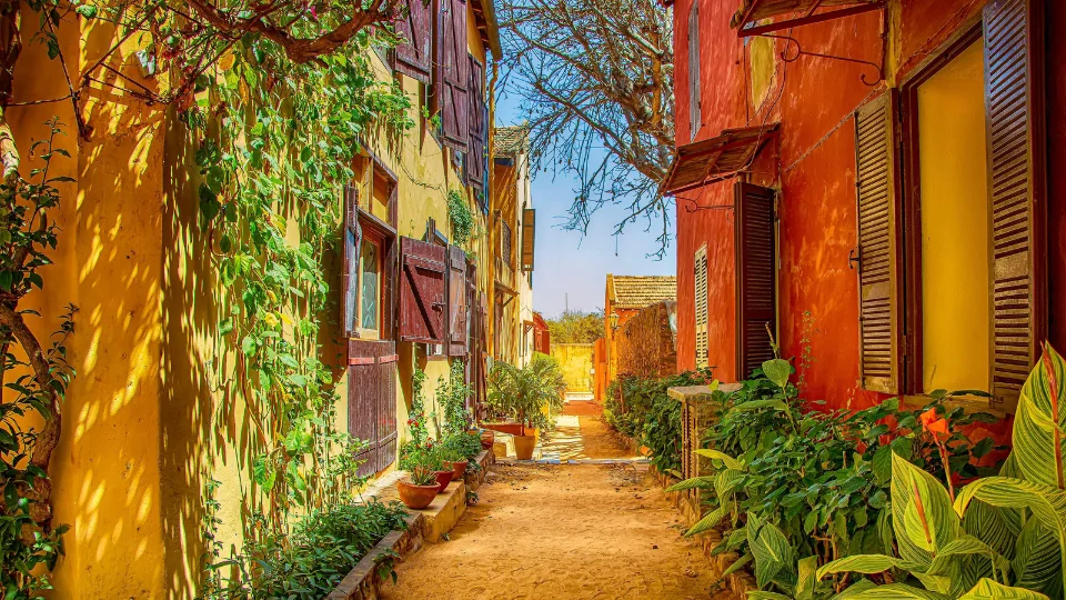 Marché local animé dans un quartier de Dakar au Sénégal