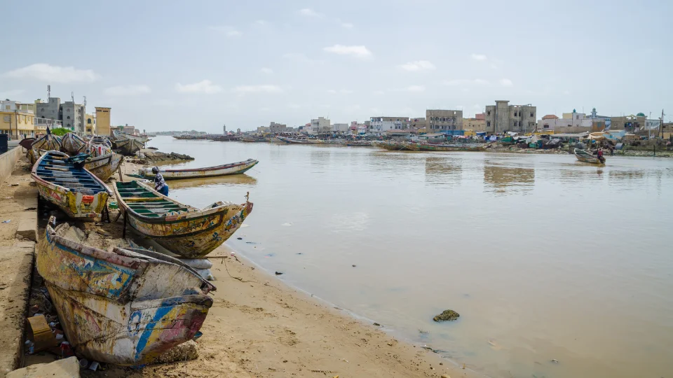 Vue générale de Saint-Louis du Sénégal entre fleuve et océan