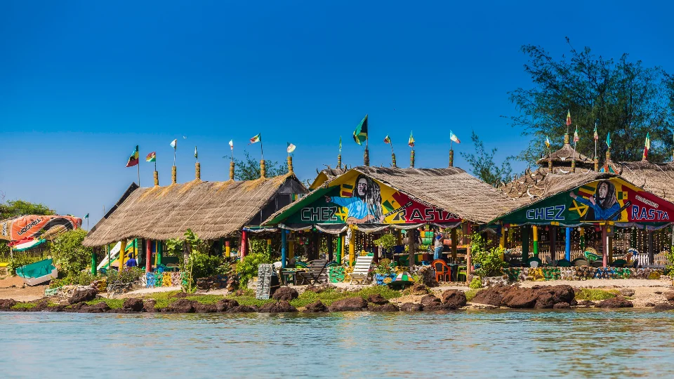 Bolongs, mangroves et îlots du Sine-Saloum vus depuis une pirogue