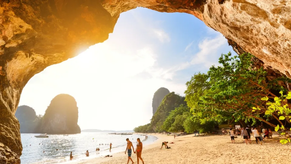 Vue générale de la côte Andaman en Thaïlande, entre falaises calcaires, plages et îles