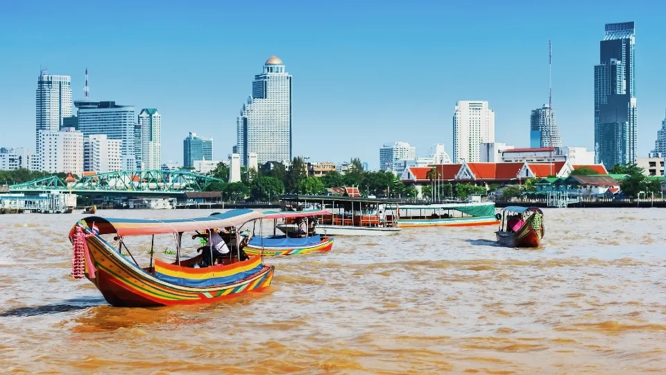 Temple bouddhique à Bangkok et ruines de stupa à Ayutthaya