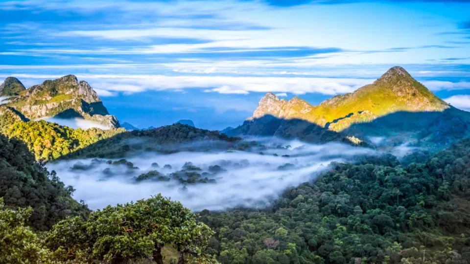Vue générale sur Chiang Mai et les montagnes environnantes dans le nord de la Thaïlande