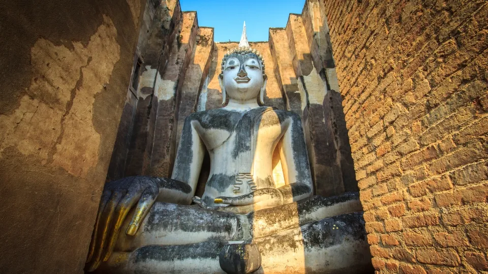 Vue générale du parc historique de Sukhothai avec temples, bassins et végétation