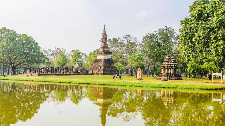 Temple bouddhique de Sukhothai entouré de bassins et de végétation