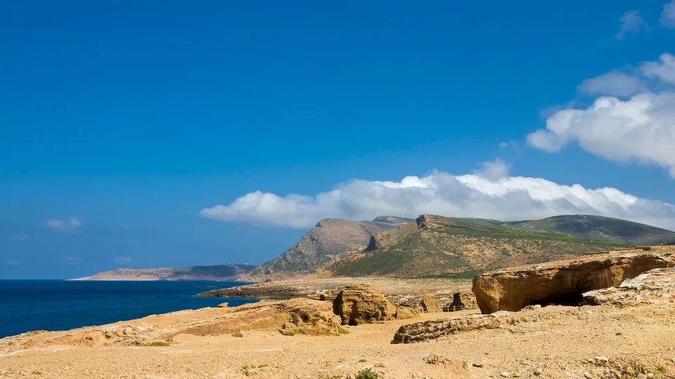 Plage de sable et mer calme au Cap Bon en Tunisie