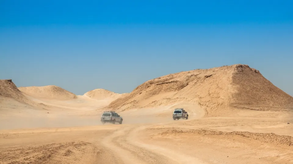 Dunes de sable au coucher du soleil dans le Sahara tunisien près de Tozeur